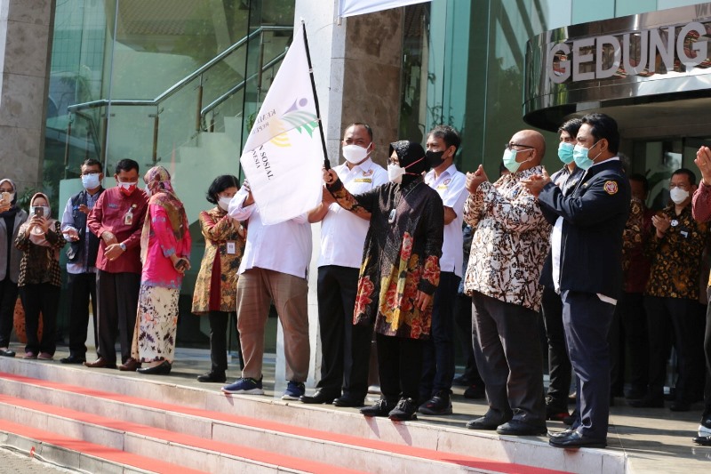 Social Affairs Minister Sends Off Masks and Vitamins Packages for the Poor